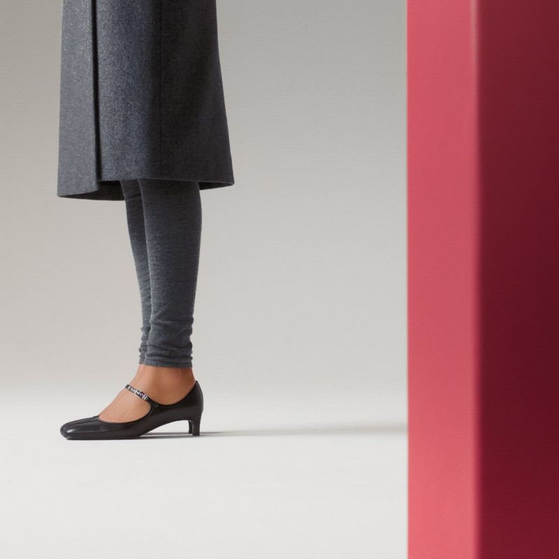 *HERMES*ストラップ パンプス リリベス 40 ブラック Lilibeth 40 パンプス 《リリベット》 40 | Hermès - エルメス-公式サイト